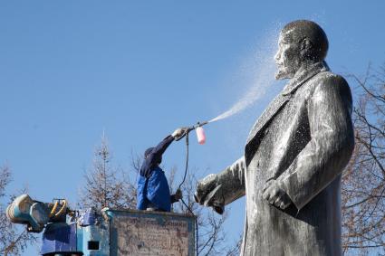 Пермь. Сотрудник коммунальной службы во время помывки  памятника В.И. Ленину  в Театральном сквере.