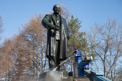 Пермь. Сотрудник коммунальной службы во время помывки  памятника В.И. Ленину  в Театральном сквере.