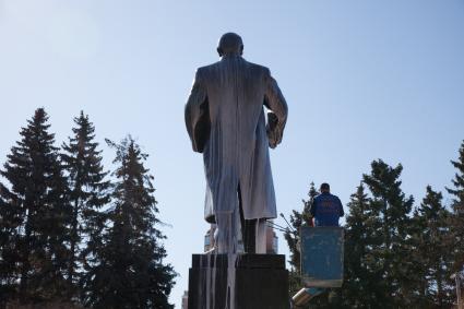 Пермь. Сотрудник коммунальной службы во время помывки памятника В.И. Ленину в Театральном сквере.