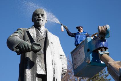 Пермь. Сотрудник коммунальной службы во время помывки  памятника В.И. Ленину  в Театральном сквере.