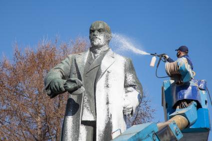 Пермь. Сотрудник коммунальной службы во время помывки  памятника В.И. Ленину  в Театральном сквере.