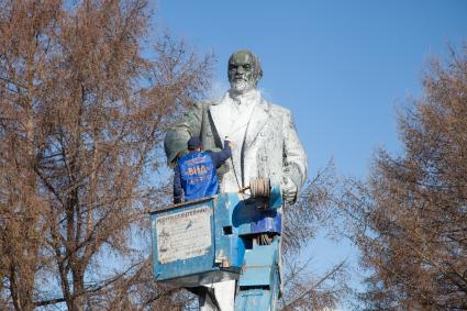 Пермь. Сотрудник коммунальной службы во время помывки  памятника В.И. Ленину  в Театральном сквере.