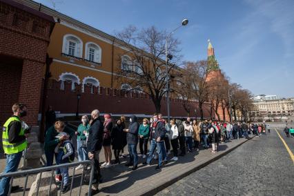 Москва. Очередь перед входом в мавзолей В.И. Ленина на Красной площади.