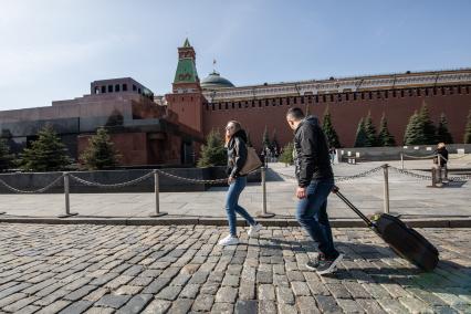 Москва. Молодые люди на Красной площади.