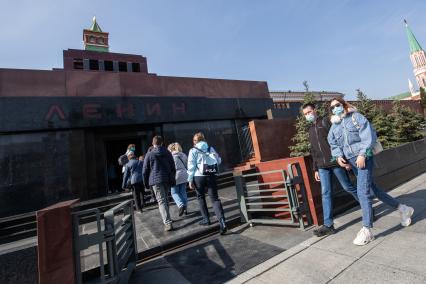 Москва. Люди заходят в мавзолей В. И. Ленина на Красной площади.