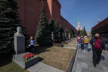 Москва. Памятник Иосифу Виссарионовичу Сталину на месте его захоронения у Кремлевской стены.