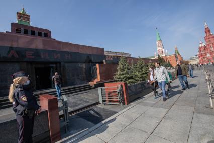 Москва. Люди заходят в мавзолей В. И. Ленина на Красной площади.