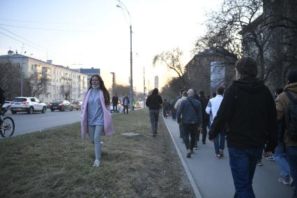 Екатеринбург. Участники несогласованной акции сторонников оппозиционера Алексея Навального во время шествия по городу