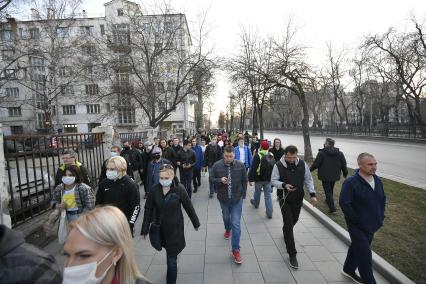 Екатеринбург. Участники несогласованной акции сторонников оппозиционера Алексея Навального во время шествия по городу