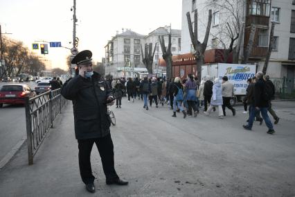 Екатеринбург. Участники несогласованной акции сторонников оппозиционера Алексея Навального во время шествия по городу