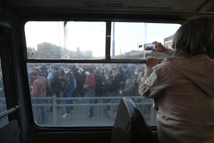 Екатеринбург. Участники несогласованной акции сторонников оппозиционера Алексея Навального во время шествия по городу