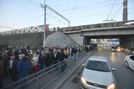 Екатеринбург. Участники несогласованной акции сторонников оппозиционера Алексея Навального во время шествия по городу