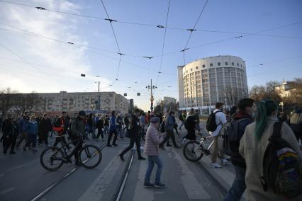 Екатеринбург. Участники несогласованной акции сторонников оппозиционера Алексея Навального во время шествия по городу