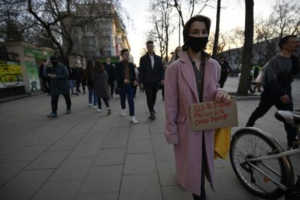 Екатеринбург. Участники несогласованной акции сторонников оппозиционера Алексея Навального во время шествия по городу