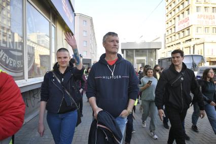 Екатеринбург. Бывший глава города Екатеринбург Евгений Ройзман (в центре) и его адвокат Юлия Федотова (слева) во время несогласованной акции сторонников оппозиционера Алексея Навального