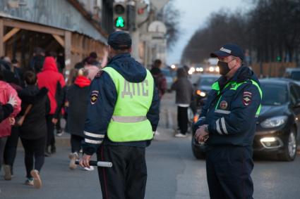 Пермь. Сотрудники ДПС во время дежурства на одной из улиц города.