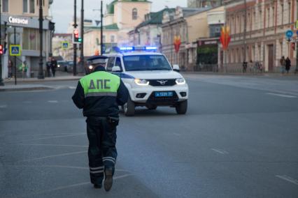 Пермь. Сотрудник ДПС во время дежурства на одной из улиц города.