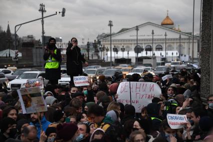 Москва. Участники несанкционированной акции в поддержку Алексея Навального на Моховой улице.