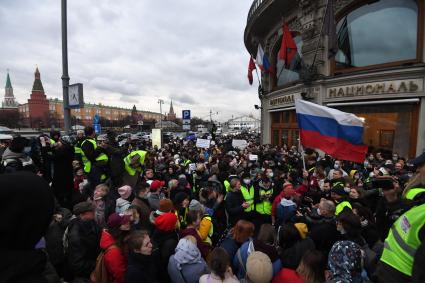 Москва. Участники несанкционированной акции в поддержку Алексея Навального на Моховой улице.