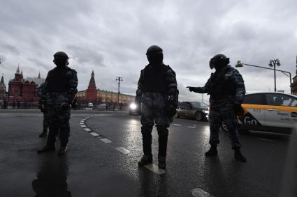 Москва. Сотрудники правоохранительных органов во время  несанкционированной акции в поддержку Алексея Навального на Моховой улице.