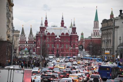 Москва.  Автомобильное движение  на Тверской улице.