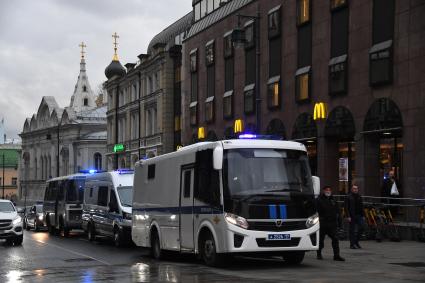 Москва. Автобус полиции во время несанкционированной акции в поддержку Алексея Навального.