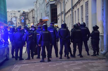 Москва.  Сотрудники полиции во время  несанкционированной  акции в поддержку Алексея Навального .