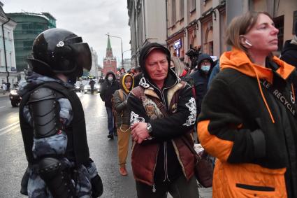 Москва.  Сотрудники полиции  и участники несанкционированной  акции в поддержку Алексея Навального во время проведения митинга.