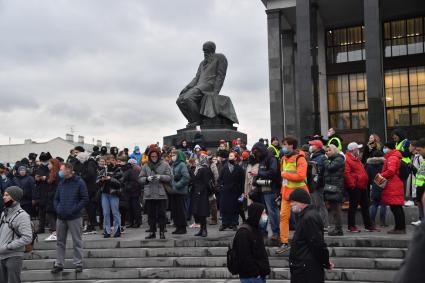 Москва.  Участники несанкционированной  акции в поддержку Алексея Навального  у Библиотеки имени Ленина.