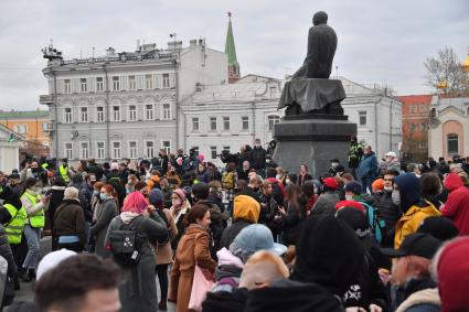 Москва.  Участники несанкционированной  акции в поддержку Алексея Навального и представители прессы у Библиотеки имени Ленина.