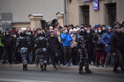 Москва.  Сотрудники полиции  и участники несанкционированной  акции в поддержку Алексея Навального во время проведения митинга.