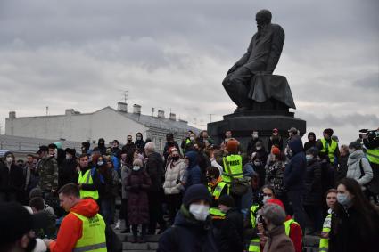 Москва.  Участники несанкционированной  акции в поддержку Алексея Навального и представители прессы у Библиотеки имени Ленина.