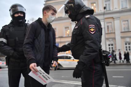 Москва.  Сотрудники полиции  и участники несанкционированной  акции в поддержку Алексея Навального во время проведения митинга.