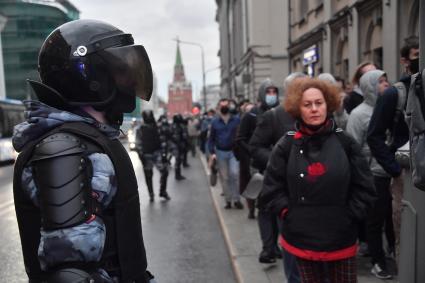 Москва.  Сотрудники полиции  и участники несанкционированной  акции в поддержку Алексея Навального во время проведения митинга.