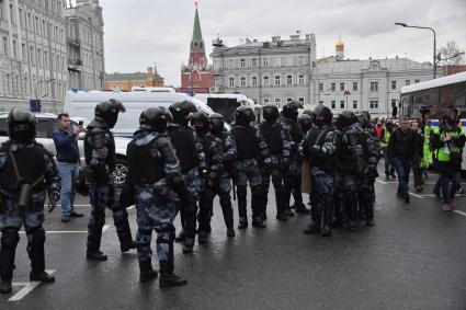 Москва.  Сотрудники полиции во время  несанкционированной  акции в поддержку Алексея Навального .