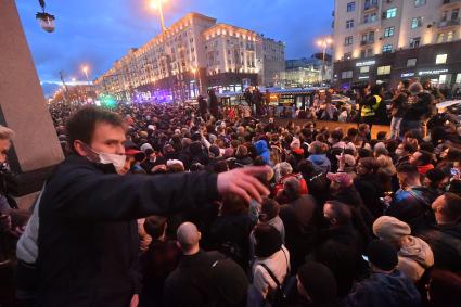 Москва. Участники несанкционированной  акции в поддержку Алексея Навального на Тверской улице.