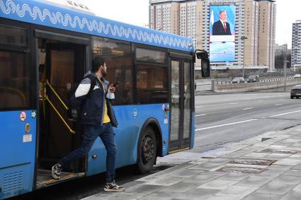 Москва. Трансляция послания президента РФ Владимира Путина Федеральному Собранию на медиафасаде гостиницы `Салют`.