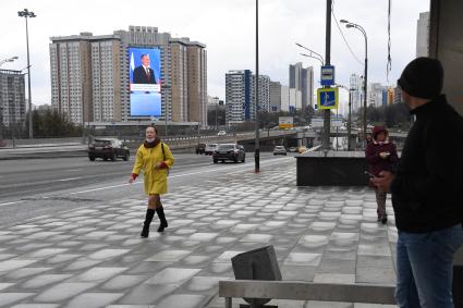 Москва. Трансляция послания президента РФ Владимира Путина Федеральному Собранию на медиафасаде гостиницы `Салют`.