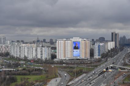 Москва. Трансляция послания президента РФ Владимира Путина Федеральному Собранию на медиафасаде гостиницы `Салют`.