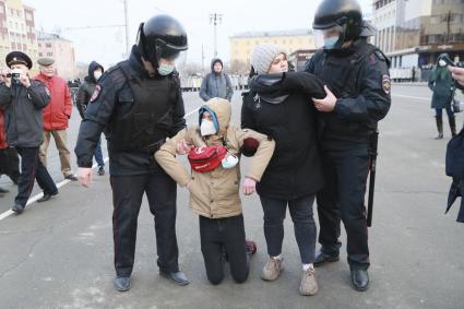 Барнаул.  Сотрудники правоохранительных органов задерживают участников несанкционированной акции в поддержку Алексея Навального.