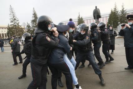 Барнаул.  Сотрудники правоохранительных органов задерживают участника несанкционированной акции в поддержку Алексея Навального.