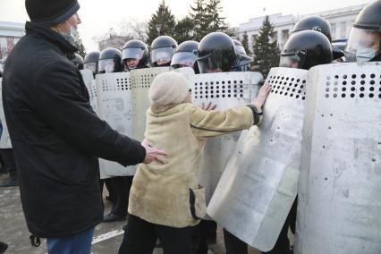 Барнаул. Сотрудники правоохранительных органов во время  несанкционированной акции в поддержку Алексея Навального.