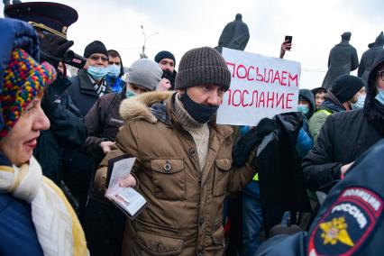 Новосибирск.  Участники несанкционированной акции в поддержку Алексея Навального.