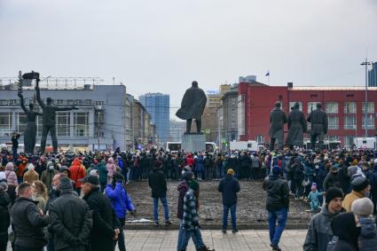 Новосибирск.  Участники несанкционированной акции в поддержку Алексея Навального  на площади Ленина.