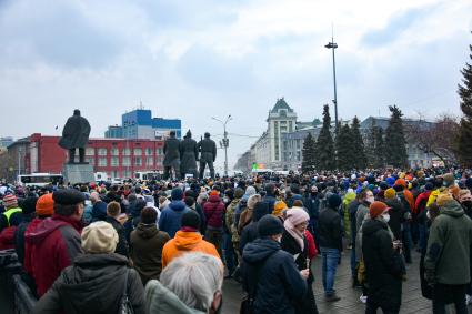 Новосибирск.  Участники несанкционированной акции в поддержку Алексея Навального  на площади Ленина.