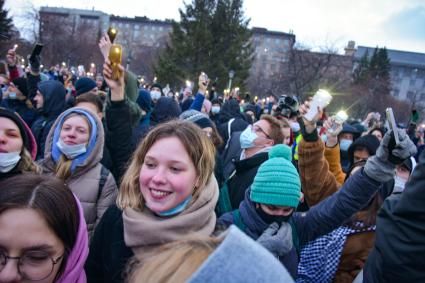 Новосибирск.  Участники несанкционированной акции в поддержку Алексея Навального  на площади Ленина.