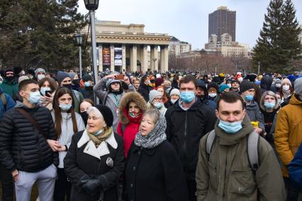 Новосибирск.  Участники несанкционированной акции в поддержку Алексея Навального  на площади Ленина.