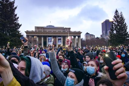 Новосибирск.  Участники несанкционированной акции в поддержку Алексея Навального  на площади Ленина.