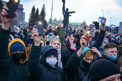 Новосибирск.  Участники несанкционированной акции в поддержку Алексея Навального  на площади Ленина.