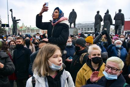 Новосибирск.  Участники несанкционированной акции в поддержку Алексея Навального  на площади Ленина.